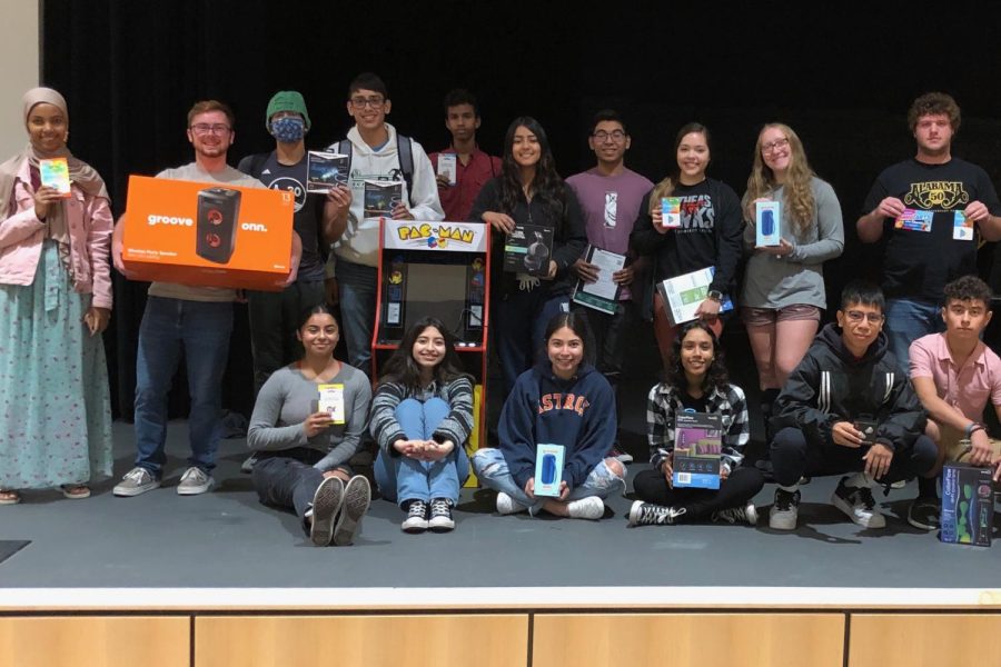 Students who won prizes at the Tech Fair 2021.