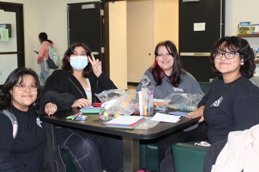  Art Club members sitting in the commons area working on an Art project. Left to 


Right: Evelin Pena, Thayli Corona, Cheyenne Hite, Marleny Diaz de Leon.  
