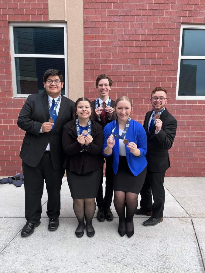 SCHS+State+Speech+team+members+and+their+State+medals.