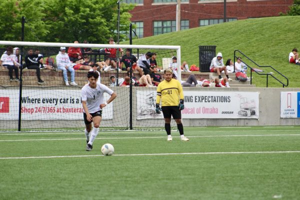 Kevin Mariona kicking the ball to his teammates. 